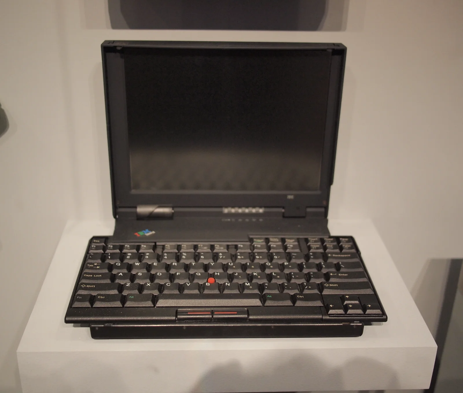 ThinkPad 701 的 TrackWrite「蝴蝶」键盘:闭合时键盘展开收拢。nakashi 摄(Wikimedia Commons),CC BY-SA 2.0。