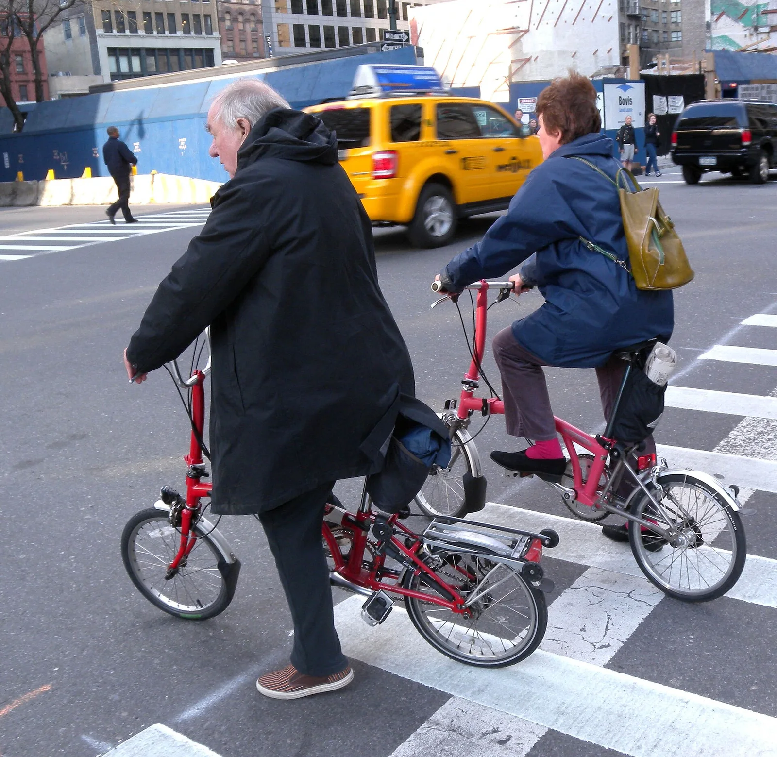 纽约第十大道上的两辆红色 Brompton，2009-04-23 · Jim.henderson / Wikimedia Commons；作者声明公有领域；非首代车型照片