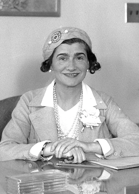 Coco Chanel,1931年摄于洛杉矶(《洛杉矶时报》档案)。这张肖像并非设计该包的年代,仅作设计者本人的形象呈现。 · 图像文件署名:Los Angeles Times;CC BY 4.0;网页缩放,原始文件保留。