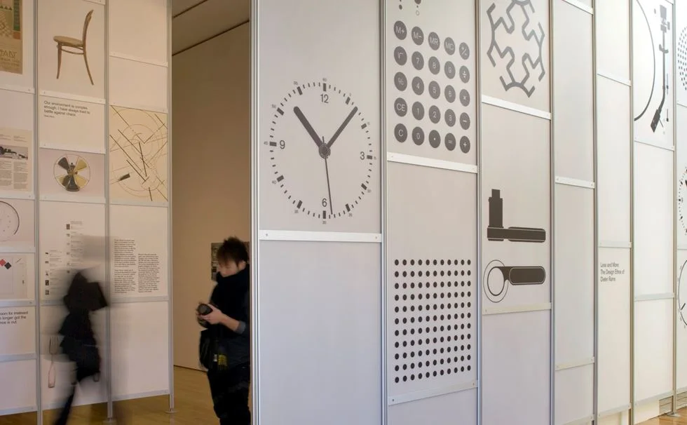 Design Museum 的 Dieter Rams 专题展陈配图；不是 SK 4 开发现场。 Design Museum · Dieter Rams 专题配图。
