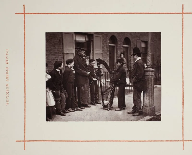 John Thomson 摄，公有领域——《意大利街头乐手》，《伦敦街头生活》图版，1877