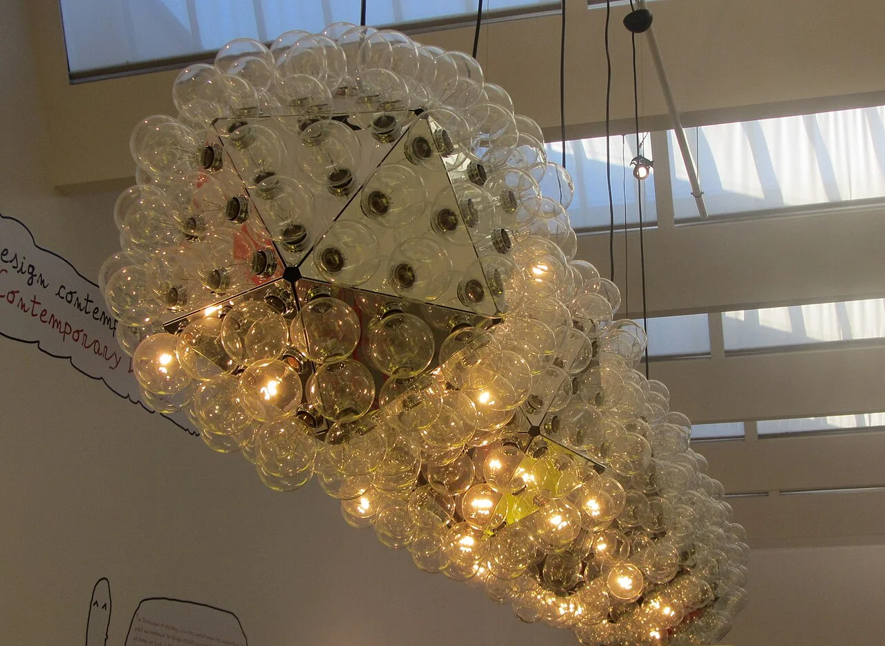 Flos Taraxacum（Achille Castiglioni，1988，存在 1960 年代早期版本争议）