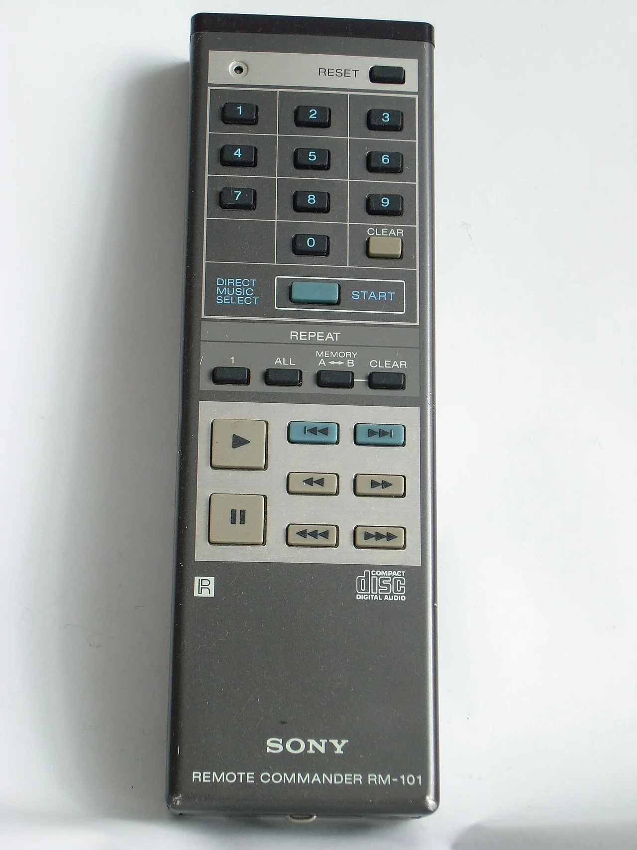 Sony CDP-101 配套的 RM-101 遥控器（1982–1985），摄影 Atreyu，CC BY 2.5，图片来源：Wikimedia Commons。图为 CDP-101 的原装遥控器 RM-101，非主机本体。