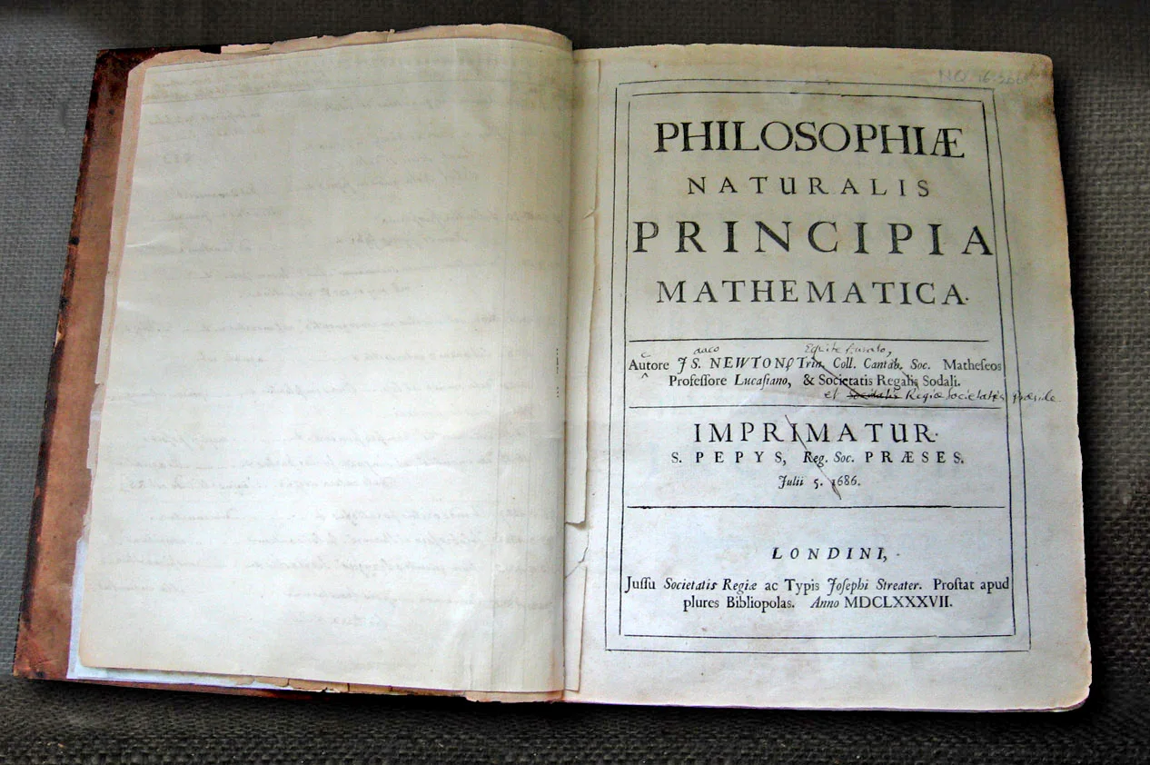 《自然哲学的数学原理》历史版本书影；具体版本以图源说明为准。 · Isaac Newton · CC0 · 网页等比例缩放展示