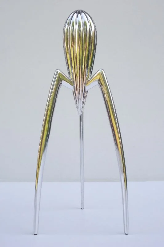 Juicy Salif 侧面形态 · 摄影 Phrontis（CC BY-SA 3.0）