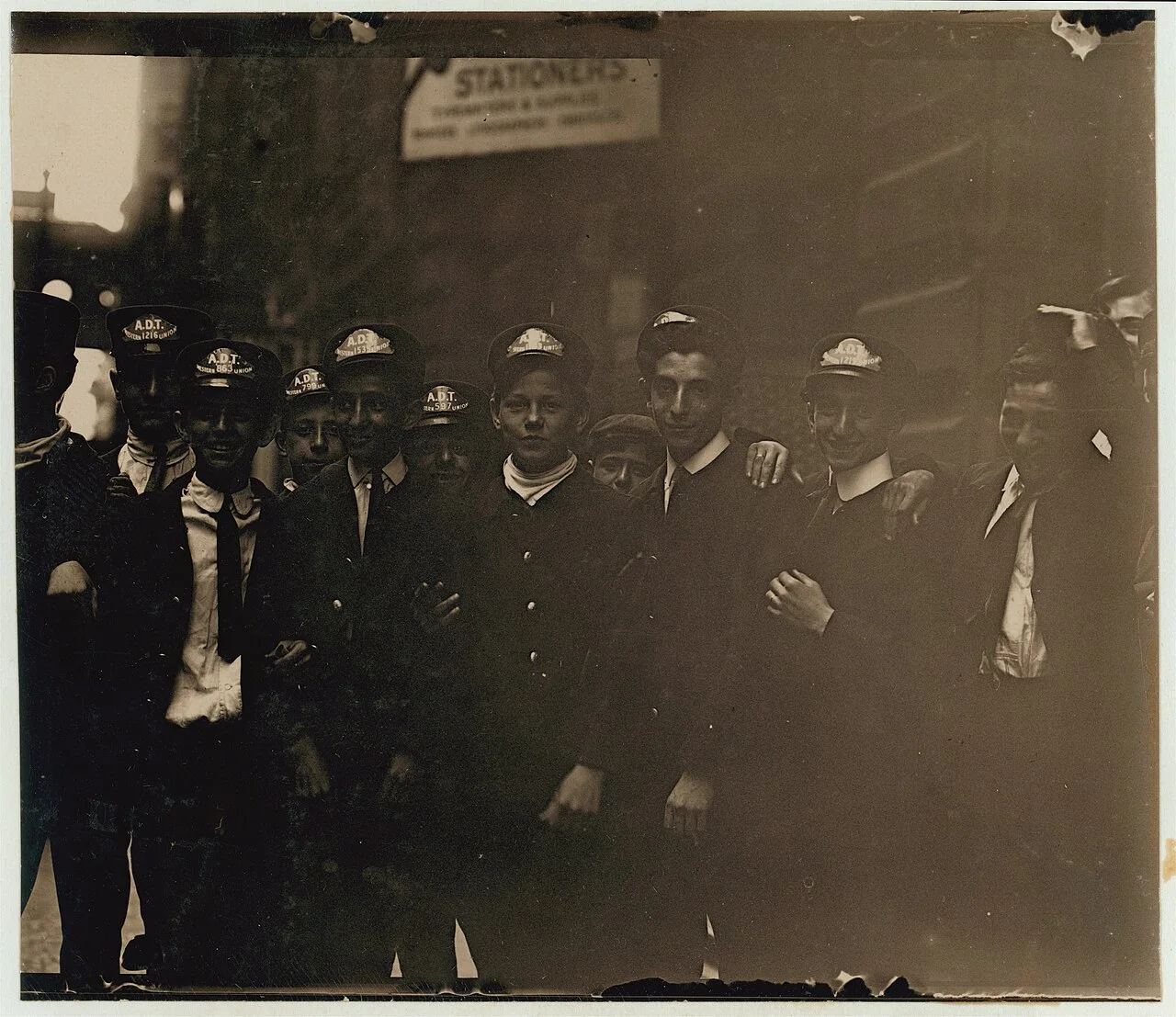 Lewis W. Hine 摄，公有领域——下百老汇的信使男孩们，约 1910 年