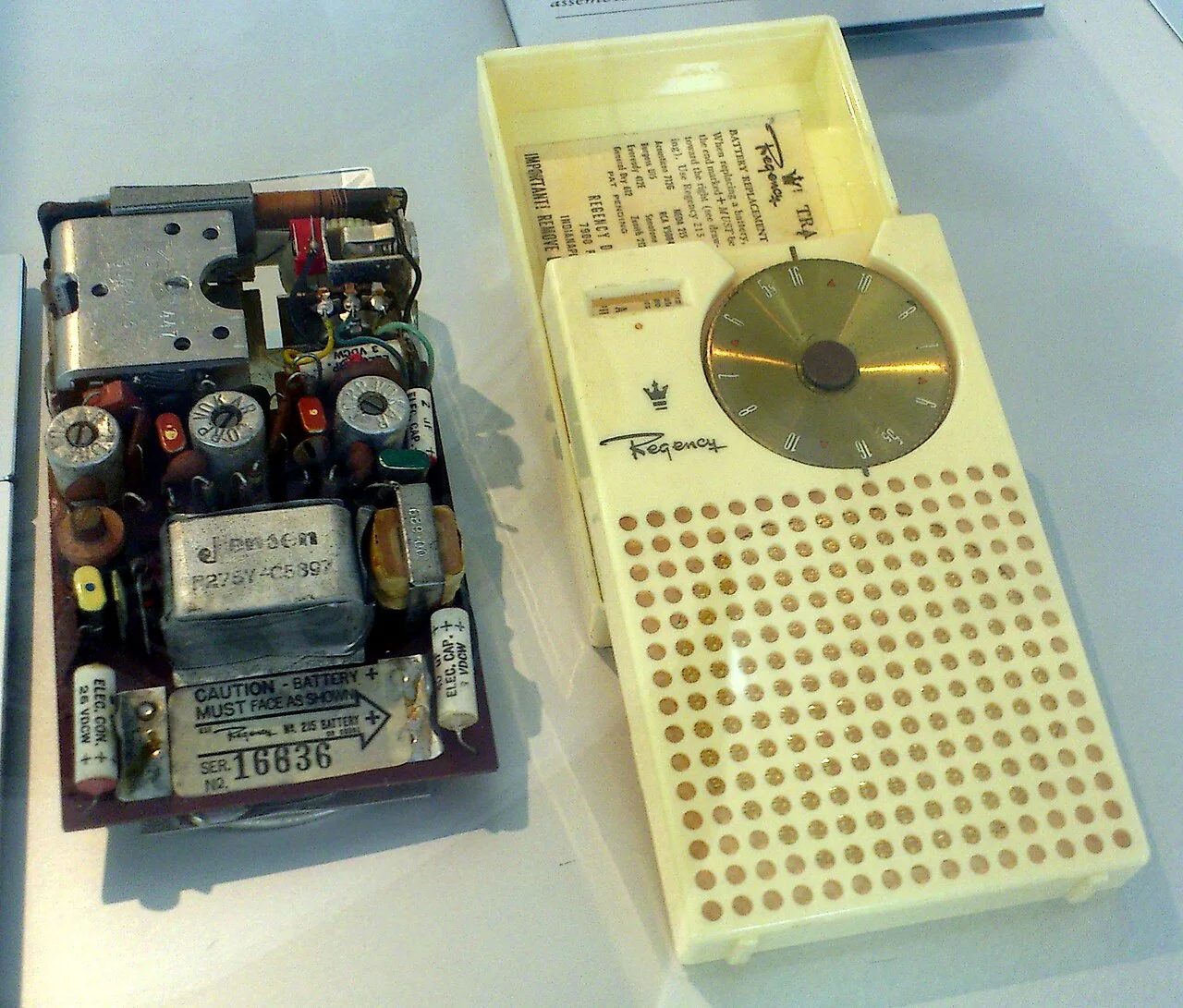 打开前盖的 Regency TR-1（德意志博物馆藏）：可以看到代工时代美国先驱的内部布局。 Theoprakt / Wikimedia Commons, CC BY-SA 3.0。