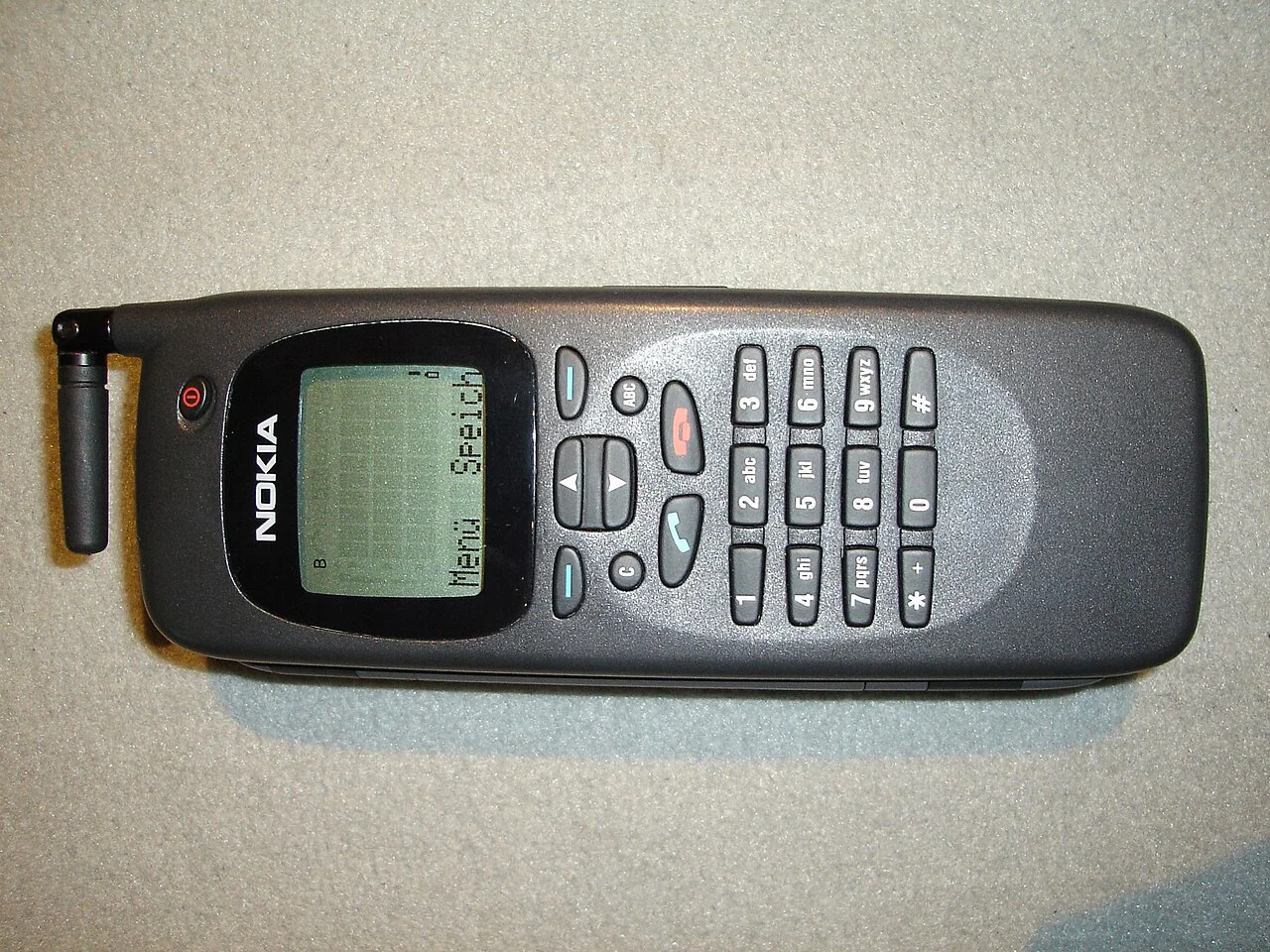 Nokia Communicator 9000 合盖状态的另一张实物照片(注意:与本章相邻图示为同一型号的不同拍摄)。图:原上传者 Loui(德文维基百科)/ commons 用户 Liftarn,Wikimedia Commons,CC BY-SA 3.0。