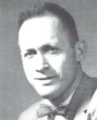 Bill Bowerman（1958年，俄勒冈大学照片）。他1957年认识Phil Knight时是田径教练，Knight是他队上的运动员。 · 图像文件署名：University of Oregon；Public domain；网页缩放，原始文件保留。