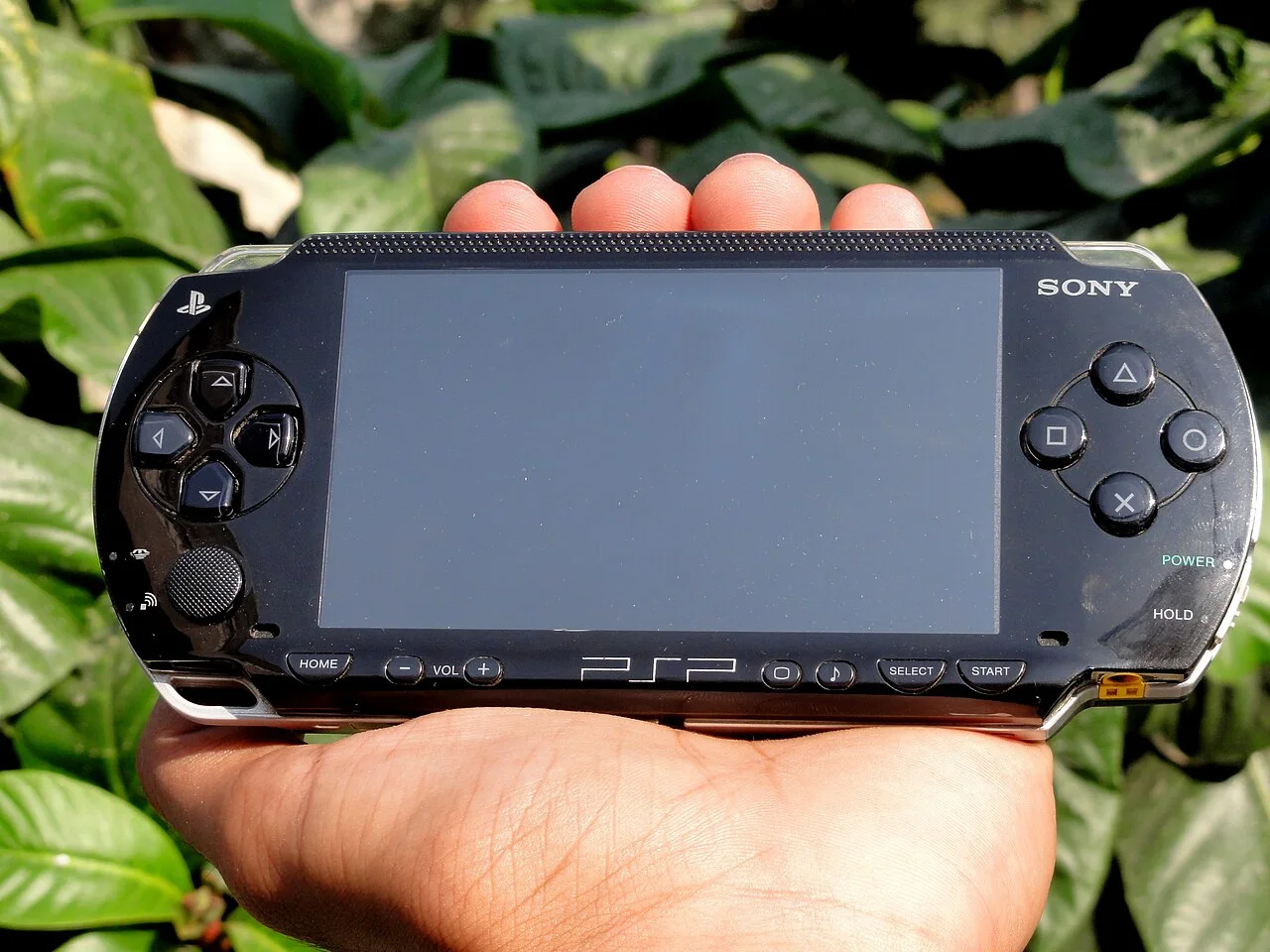 PSP实机持握照片，展示首发期PSP-1000的正面布局与真实比例。图：Punkidow / Wikimedia Commons，公有领域。