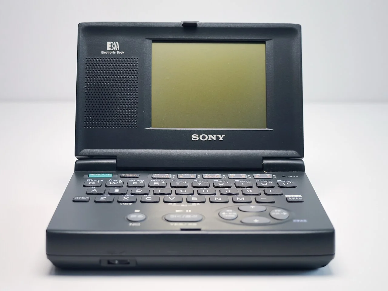Data Discman DD-85（1996，33,000 日元）：系列后期的翻盖形态。 ThisDoesNotCompute / Wikimedia Commons, CC BY 4.0。 · 图像文件署名：ThisDoesNotComp；CC BY 4.0；网页缩放，原始文件保留。