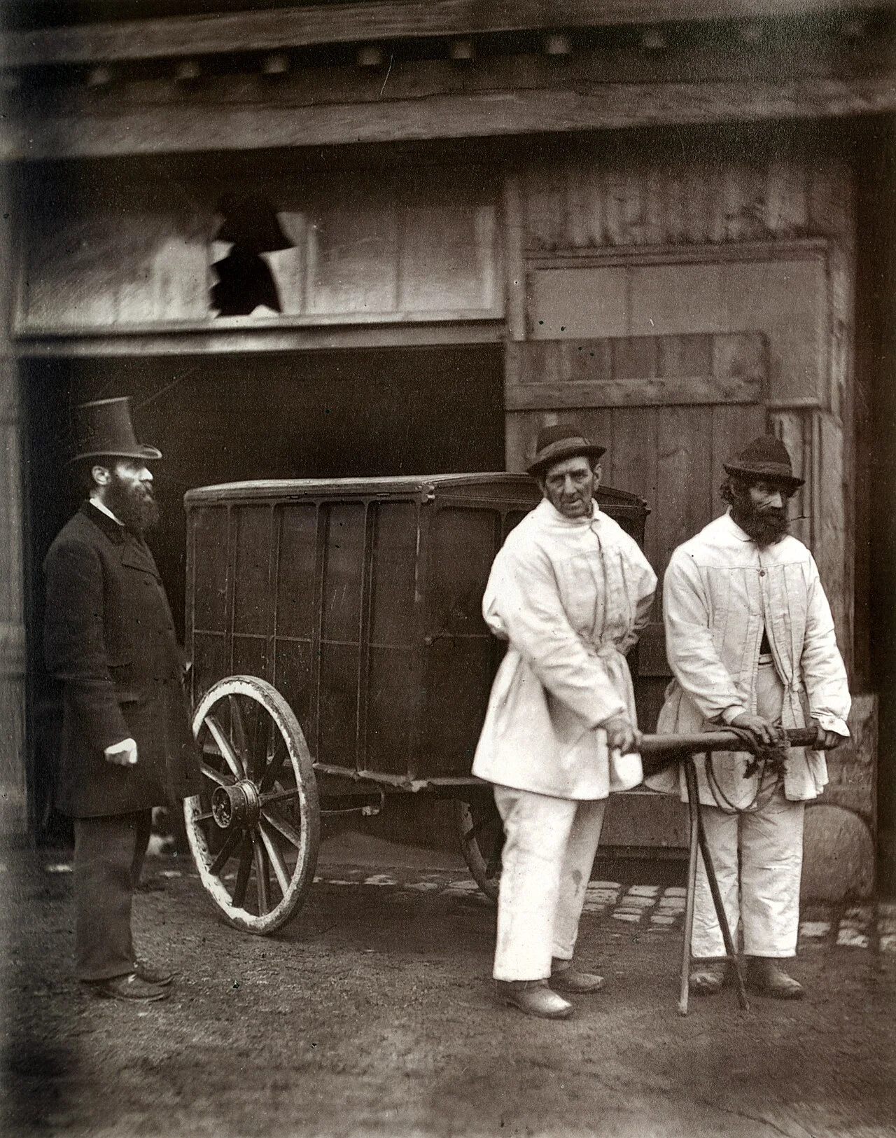 John Thomson 摄，无已知版权限制——公共消毒员，《伦敦街头生活》相关影像，1877（惠康收藏/London网友扫描，无限制声明）