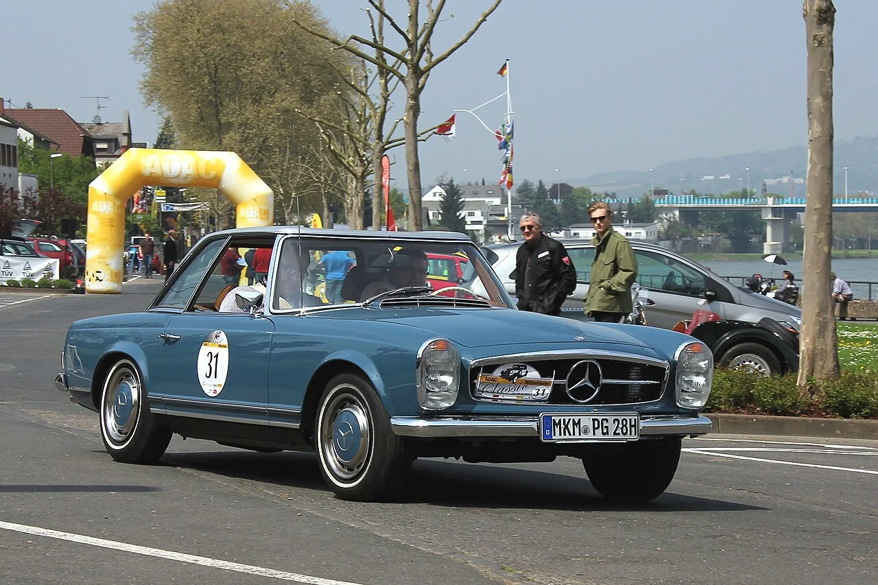 1969 年 280 SL(Lothar Spurzem 摄,2013 年)——四轮独立悬挂与机械喷射定义了另一种跑车哲学