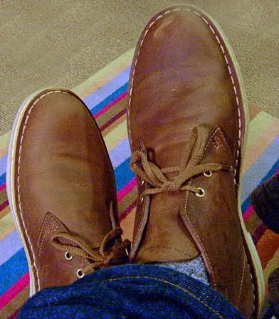 沙漠靴实穿图。 · 图像文件署名:Jason White from Greensboro;CC BY 2.0;网页缩放,原始文件保留。