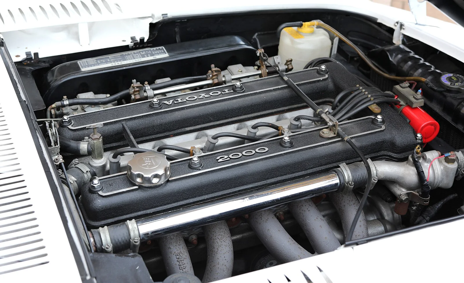 2000GT 的 3M 直六发动机：Crown 轿车的心脏加雅马哈 DOHC 缸盖 · 图像文件署名：TTTNIS；CC0；网页缩放，原始文件保留。