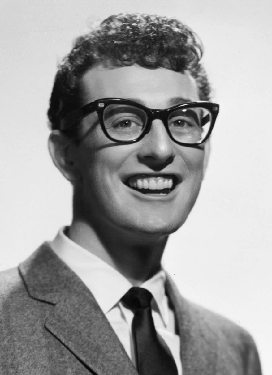 Buddy Holly（Brunswick Records宣传照，公有领域）。Holly是Wayfarer最早的文化代言人之一。 · 图像文件署名：Brunswick Records；Public domain；网页缩放，原始文件保留。