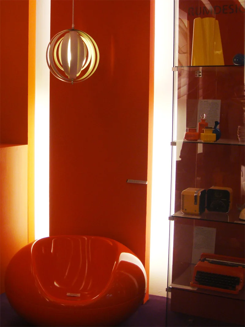 丹麦设计博物馆(Design Museum Danmark)Panton 展览现场 · CC BY 2.0(展览现场,非月亮灯本体)