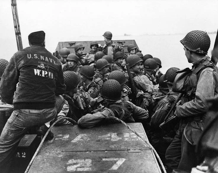 Robert Capa 摄，公有领域——诺曼底登陆，1944