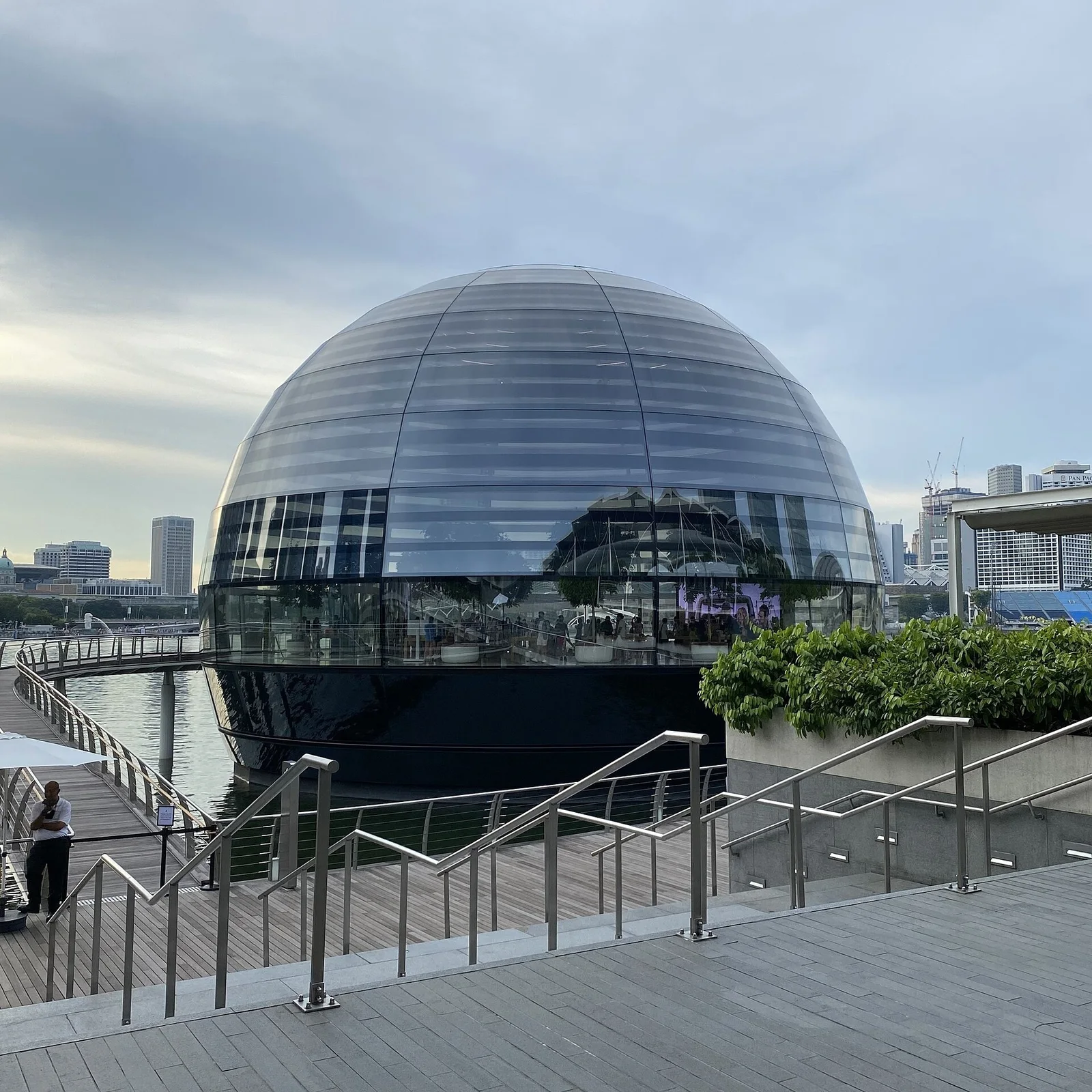 2022年5月的滨海湾金沙Apple Store；展示球体与水面环境。 摄影：Vincent60030；CC BY-SA 4.0。等比缩小与JPEG编码，未改变构图。许可：https://creativecommons.org/licenses/by-sa/4.0