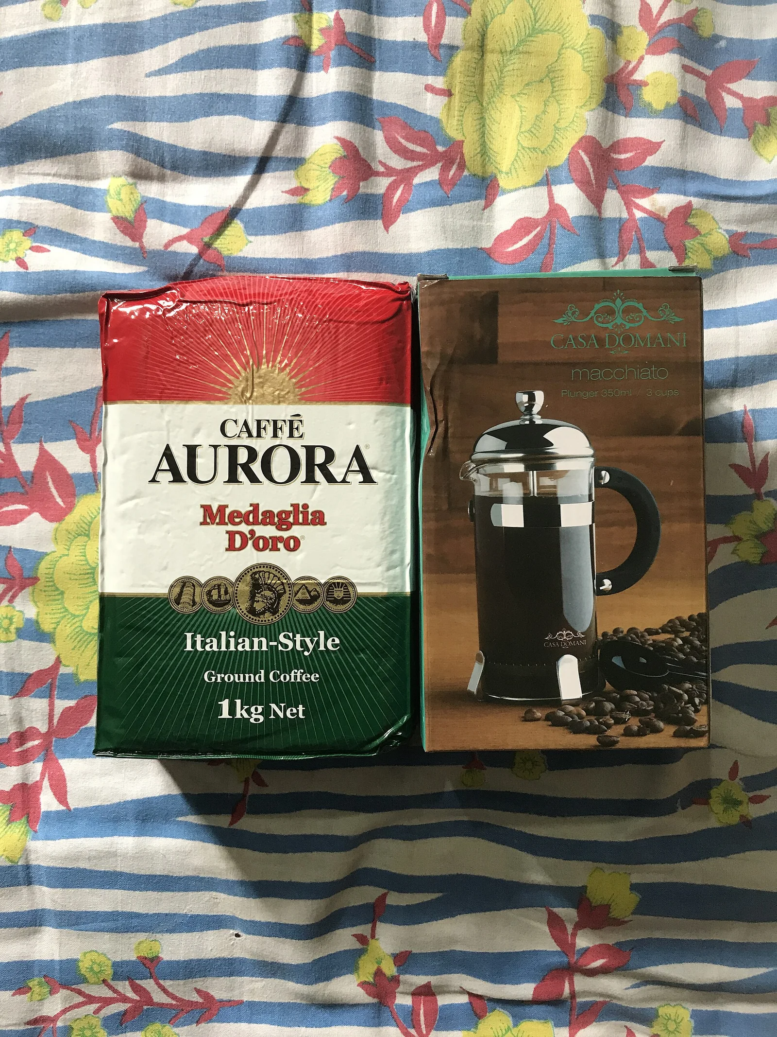 玻璃壶身中的咖啡粉与热水