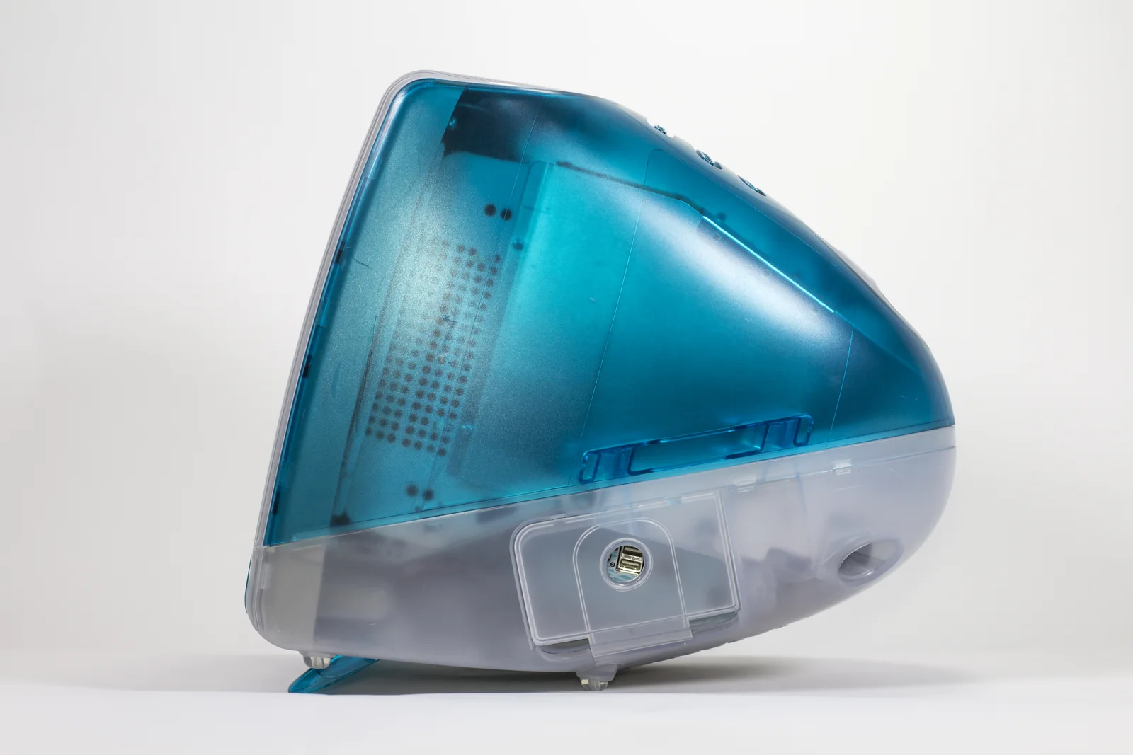 iMac G3 Blueberry 侧面：Doug Satzger 的卵形轮廓被保留到量产。Stephen Hackett 摄，CC BY-SA 4.0，经 Wikimedia Commons。
